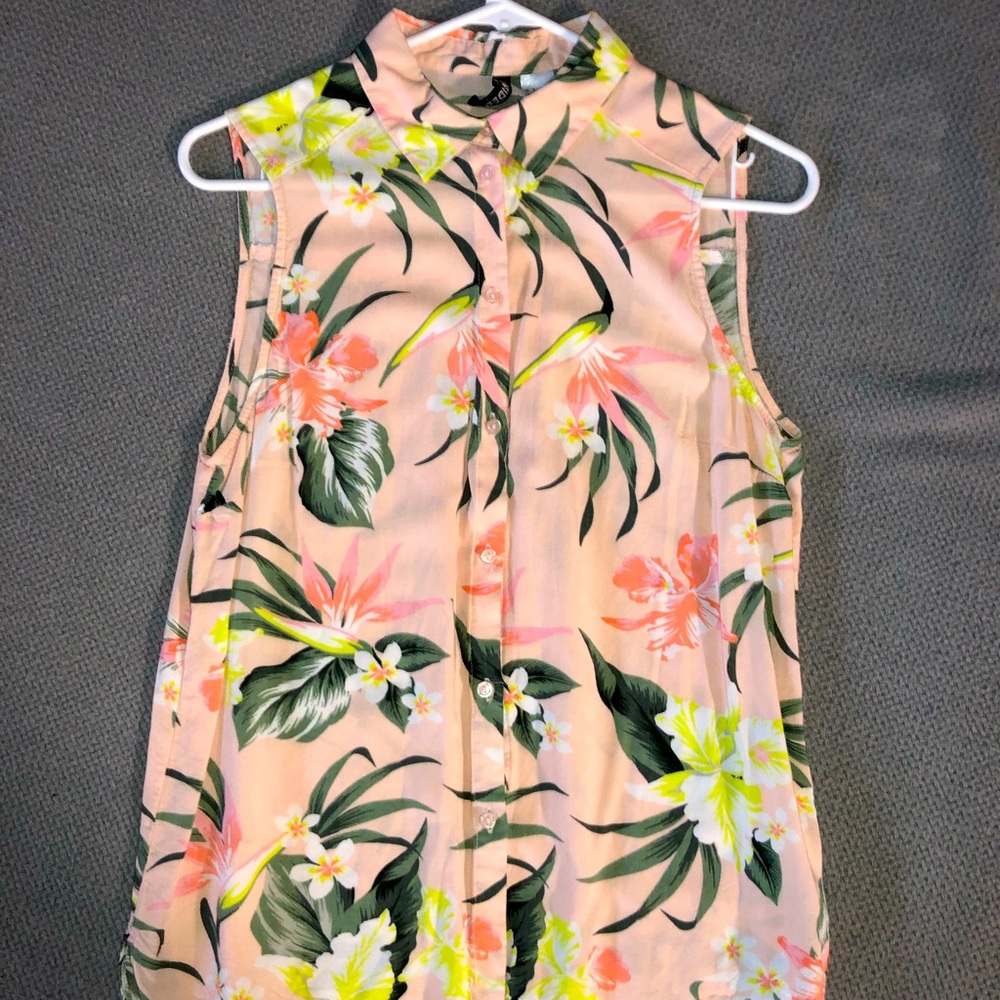 Summer style sleeveless button-down shirt with collar